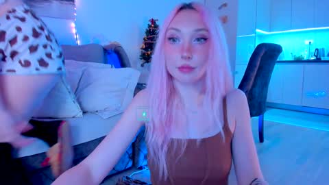 Snapshot of hornybunnys chatting on December 21, 10:40 pm Alex and Rosie online show from December 21, 10:40 pm