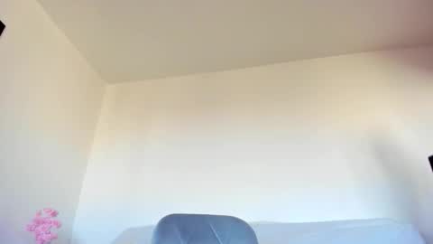 Snapshot of hornyemma_ chatting on October 21, 8:37 am Emma online show from October 21, 8:37 am