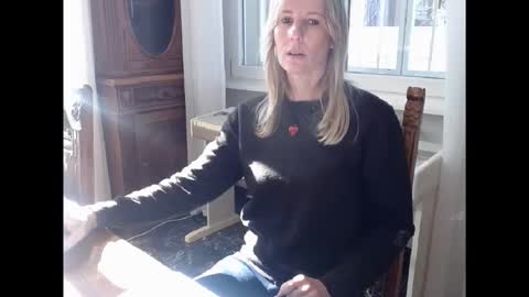 Snapshot of hornyssima chatting on November 10, 9:52 am Hornyssima online show from November 10, 9:52 am