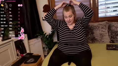 Snapshot of hot_beautiful_milf chatting on November 17, 12:44 pm Joy online show from November 17, 12:44 pm