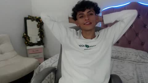 Snapshot of hot_bunny777_ chatting on December 4, 5:32 pm Salomon online show from December 4, 5:32 pm