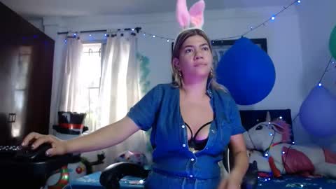 Snapshot of hot_sexy_bunny chatting on January 18, 12:36 pm hot sexy bunny online show from January 18, 12:36 pm
