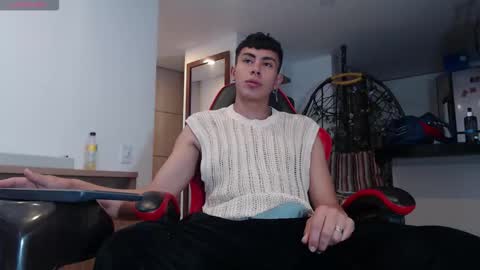 hot_twinks83 online show from October 16, 12:39 pm