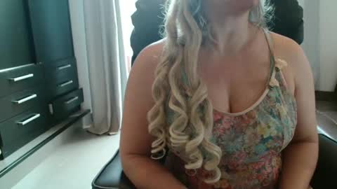 Snapshot of hot_wiffe chatting on February 1, 10:26 am couple without tabus online show from February 1, 10:26 am