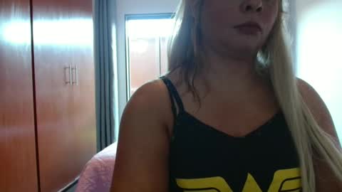 Snapshot of hot_wiffe chatting on November 6, 10:16 am couple without tabus online show from November 6, 10:16 am