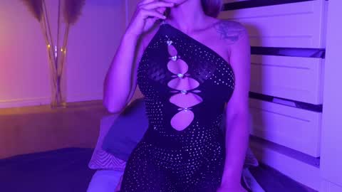 Snapshot of hotbella_ chatting on September 12, 4:07 pm Bella online show from September 12, 4:07 pm