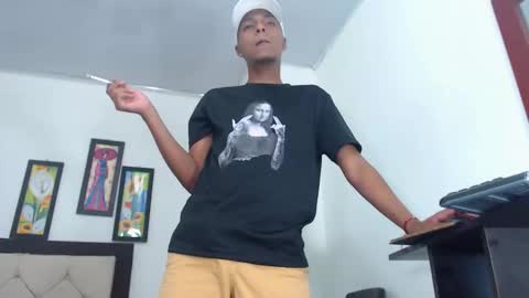 Snapshot of hotboyluxe chatting on February 6, 3:00 am hotboyluxe online show from February 6, 3:00 am