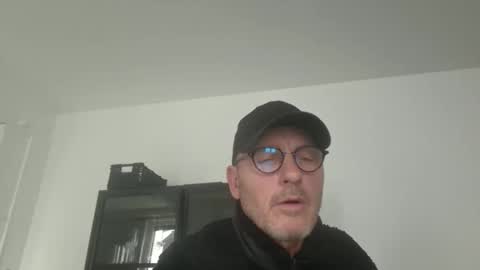 Snapshot of hotcriss76 chatting on December 17, 11:05 am HotCriss online show from December 17, 11:05 am