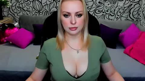 Snapshot of hotdreamhere chatting on September 19, 2:18 pm Alice online show from September 19, 2:18 pm