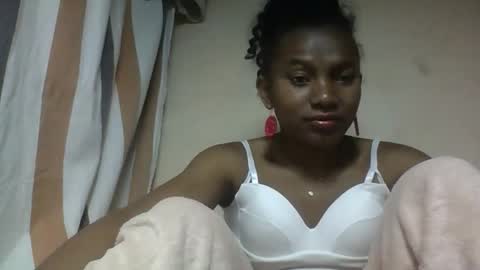Snapshot of hotiesveronique chatting on September 11, 6:13 am veronique online show from September 11, 6:13 am