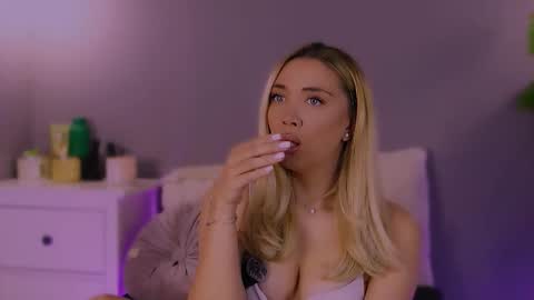 Snapshot of hotjessxx chatting on December 3, 7:27 am Maria online show from December 3, 7:27 am