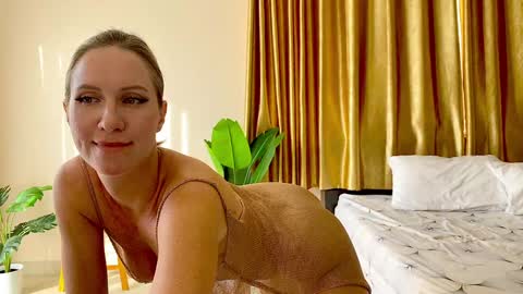 Snapshot of hotkatness chatting on December 8, 9:46 am Kate stream 1200 pm -800 pm UTC 7 online show from December 8, 9:46 am