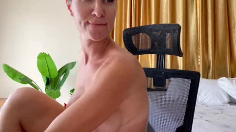 Snapshot of hotkatness chatting on February 2, 7:41 am Kate stream 1200 pm -800 pm UTC 7 online show from February 2, 7:41 am