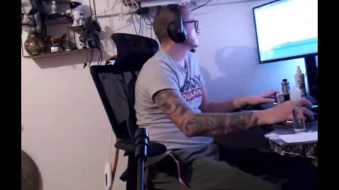 Snapshot of hotkinkytat chatting on December 18, 12:33 pm hotkinkytat online show from December 18, 12:33 pm