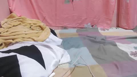 hotpink4u04 online show from December 4, 10:13 am