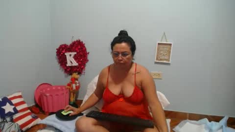Snapshot of hottasttywoman chatting on December 29, 4:27 am victorya karolyna online show from December 29, 4:27 am