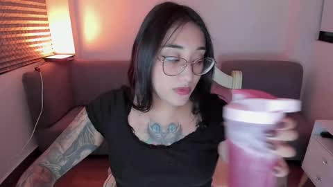 hottbee3645 online show from January 11, 10:37 pm