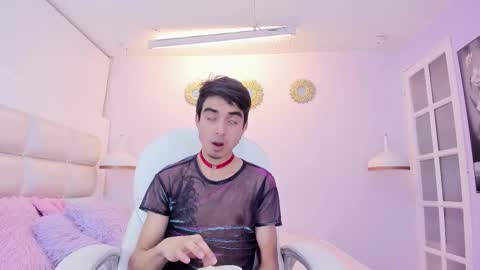 hottiie_guy online show from December 5, 7:10 pm