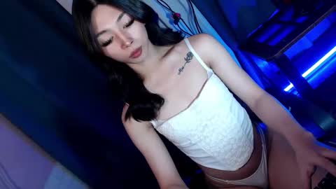 Snapshot of hottmolly100403 chatting on October 27, 5:33 am SCARLET online show from October 27, 5:33 am