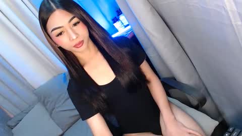 Snapshot of hottmolly100403 chatting on December 18, 2:17 am SCARLET online show from December 18, 2:17 am