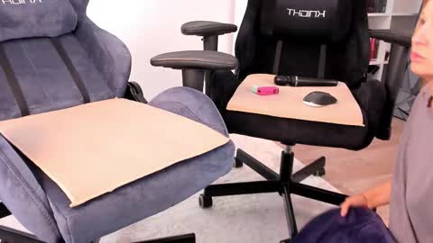 Snapshot of hottyblonds chatting on October 25, 10:45 am Nessie and Jessie online show from October 25, 10:45 am