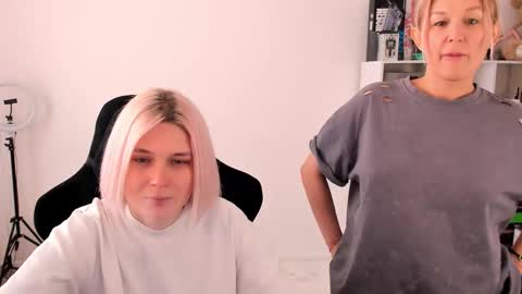 Snapshot of hottyblonds chatting on October 31, 11:33 am Nessie and Jessie online show from October 31, 11:33 am