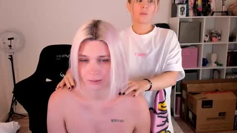 Snapshot of hottyblonds chatting on November 2, 4:53 pm Nessie and Jessie online show from November 2, 4:53 pm