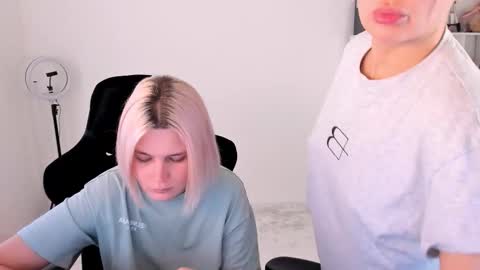 Snapshot of hottyblonds chatting on November 8, 10:59 am Nessie and Jessie online show from November 8, 10:59 am