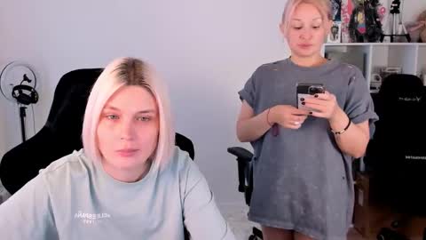 Snapshot of hottyblonds chatting on November 17, 10:10 am Nessie and Jessie online show from November 17, 10:10 am