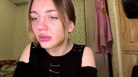 hsiuscherich online show from November 25, 10:26 am