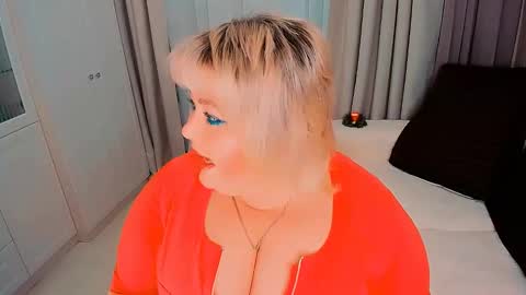 Snapshot of huge_booobs chatting on December 31, 4:35 pm milli online show from December 31, 4:35 pm