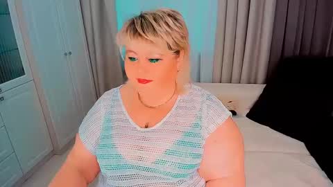 Snapshot of huge_booobs chatting on February 23, 12:37 pm milli online show from February 23, 12:37 pm