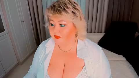 Snapshot of huge_booobs chatting on March 8, 7:20 pm milli online show from March 8, 7:20 pm