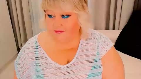 Snapshot of huge_booobs chatting on October 21, 6:52 pm milli online show from October 21, 6:52 pm