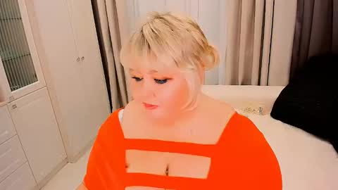 Snapshot of huge_booobs chatting on November 14, 1:54 pm milli online show from November 14, 1:54 pm