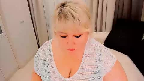 Snapshot of huge_booobs chatting on November 24, 7:24 pm milli online show from November 24, 7:24 pm