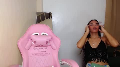 Snapshot of hugeasiancockandrea chatting on December 1, 8:42 pm drea online show from December 1, 8:42 pm