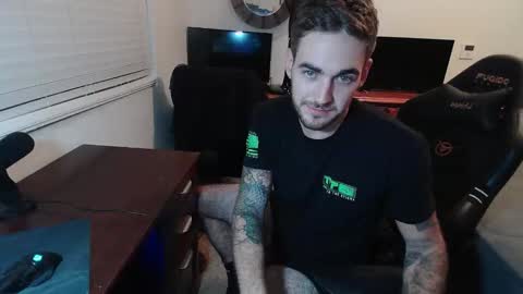 Snapshot of hungmtnman2256 chatting on November 3, 6:03 am hungmtnman2256 online show from November 3, 6:03 am