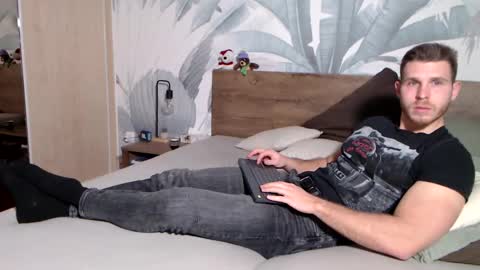 Snapshot of hunterbridges chatting on January 1, 2:42 pm Hunter Bridges online show from January 1, 2:42 pm