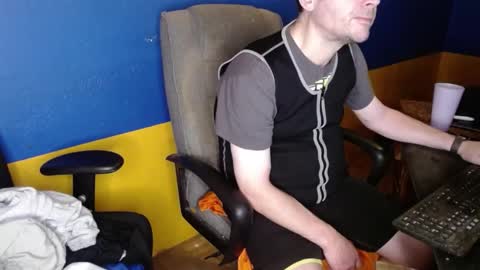 Snapshot of huskyguy chatting on December 7, 5:04 am Huskyguy online show from December 7, 5:04 am