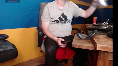 Snapshot of huskyguy chatting on October 27, 3:54 am Huskyguy online show from October 27, 3:54 am