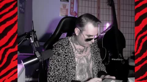 Snapshot of hypnosexray chatting on January 15, 9:02 am Mistress Magenta online show from January 15, 9:02 am