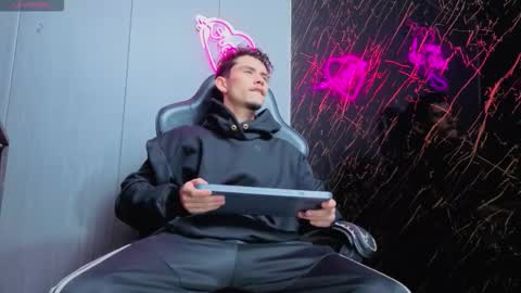 kelvis online show from November 9, 8:34 am