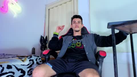 kelvis online show from April 3, 8:12 am