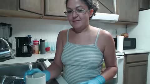 Snapshot of i_fetishize_u chatting on December 18, 5:19 pm ShortStuff online show from December 18, 5:19 pm