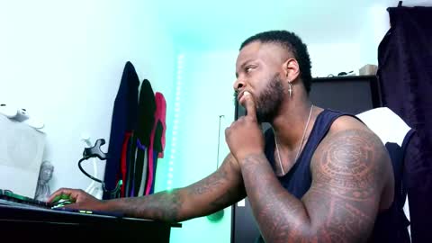 Snapshot of iam_hotbbc chatting on October 24, 3:25 am Mr H Independent model online show from October 24, 3:25 am