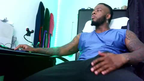 Snapshot of iam_hotbbc chatting on October 30, 3:30 am Mr H Independent model online show from October 30, 3:30 am