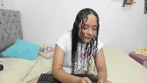 Snapshot of iam_mai chatting on December 15, 2:05 am iam_mai online show from December 15, 2:05 am