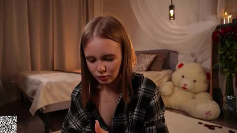 Snapshot of iamclaire_ chatting on November 15, 4:36 pm Claire online show from November 15, 4:36 pm