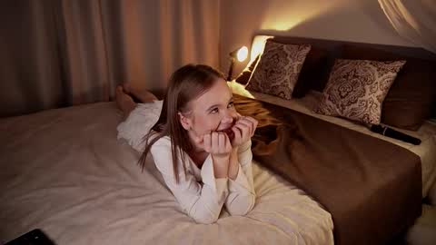 Snapshot of iamclaire_ chatting on December 17, 7:42 pm Claire online show from December 17, 7:42 pm